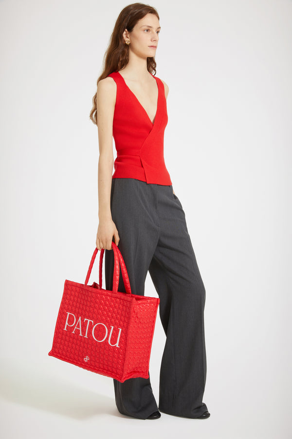 Patou - 친환경 퀼팅 나일론 소재의 라지 파투 토트백 - Red Ski Slope - 매일 매일 착용하고 싶은 마틀라세.레드 컬러의 친환경 나일론 소재 토트백. 시그니처 JP 퀼팅. Patou 레터링 로고 및 JP 모노그램 장식. 골드 버튼이 달린 엠보싱 숄더 스트랩. 두 개의 탑 핸들. 토트백 또는 숄더백으로 착용 가능.