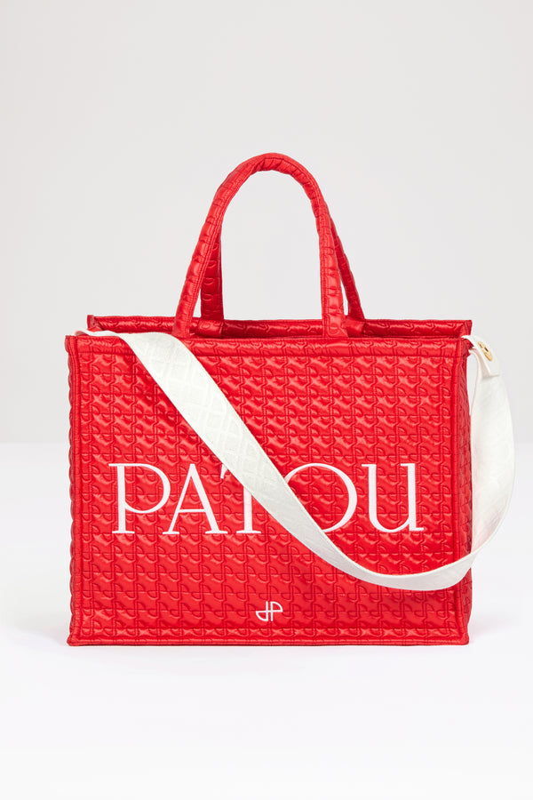 Patou - 친환경 퀼팅 나일론 소재의 라지 파투 토트백 - Red Ski Slope - 매일 매일 착용하고 싶은 마틀라세.레드 컬러의 친환경 나일론 소재 토트백. 시그니처 JP 퀼팅. Patou 레터링 로고 및 JP 모노그램 장식. 골드 버튼이 달린 엠보싱 숄더 스트랩. 두 개의 탑 핸들. 토트백 또는 숄더백으로 착용 가능.