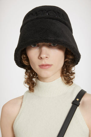 Patou Fischerhut aus Kunst-Shearling