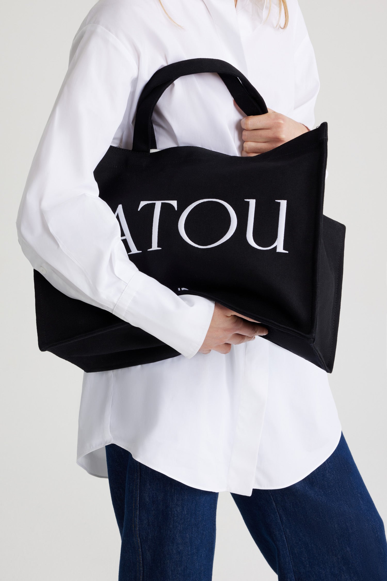 Patou - Großer Patou-Shopper aus Baumwollcanvas - Black - Nehmen Sie Patou überall hin mit.Shopper aus schwarzem Baumwollcanvas. „Patou“ und „JP“ aufgestickt. Schulterriemen mit Prägung und goldfarbenen Knöpfen. Zwei Tragegriffe oben. Zum Tragen in der Hand oder über der Schulter.