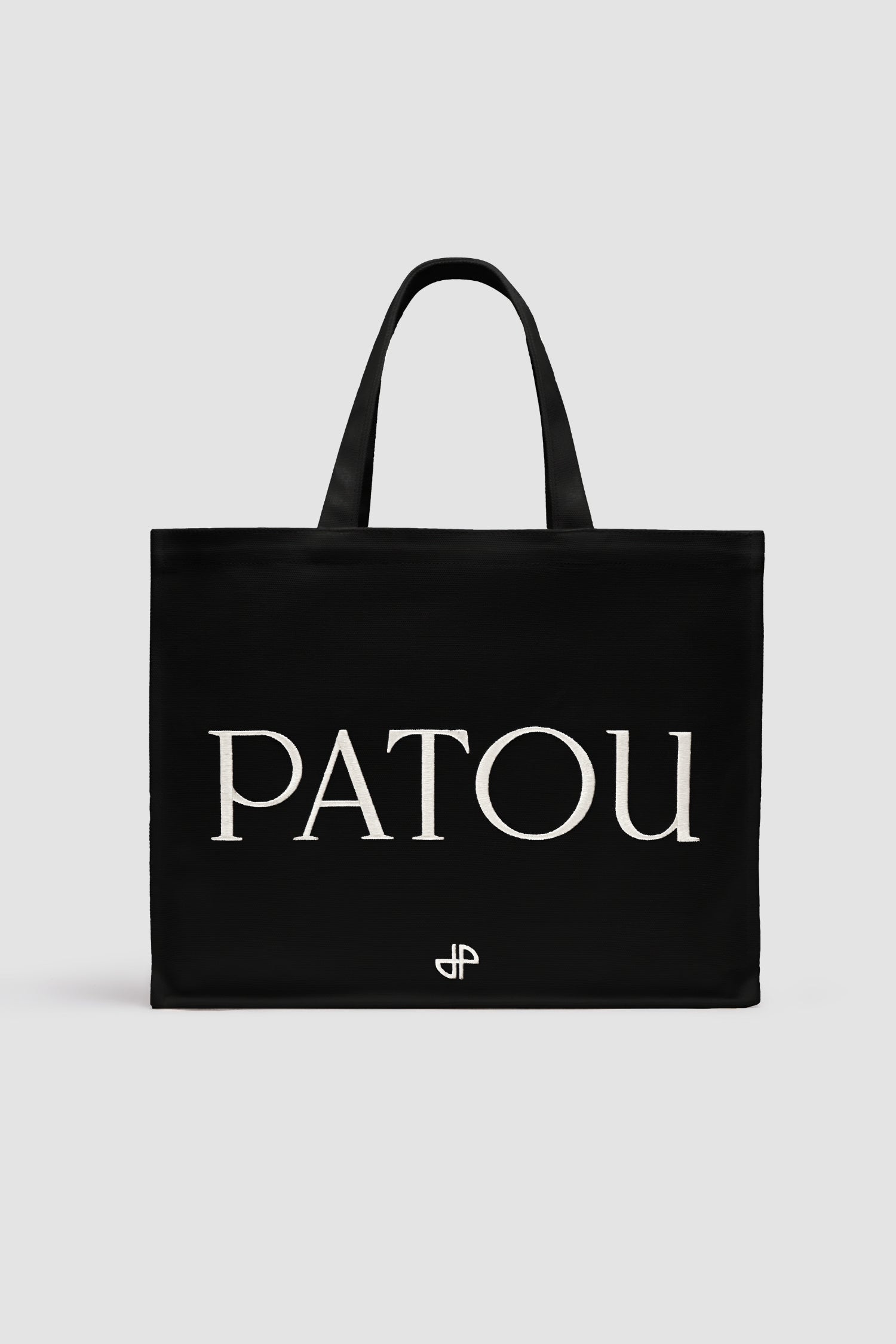 Patou - Großer Patou-Shopper aus Baumwollcanvas - Black - Nehmen Sie Patou überall hin mit.Shopper aus schwarzem Baumwollcanvas. „Patou“ und „JP“ aufgestickt. Schulterriemen mit Prägung und goldfarbenen Knöpfen. Zwei Tragegriffe oben. Zum Tragen in der Hand oder über der Schulter.