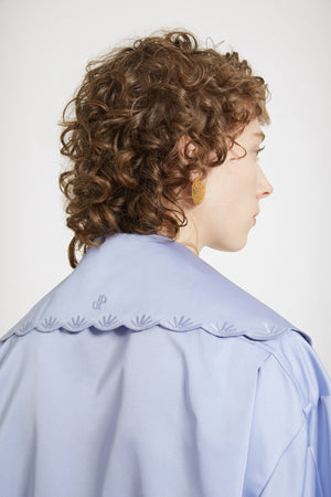 Langer bestickter Kragen aus umweltfreundlichem Satin