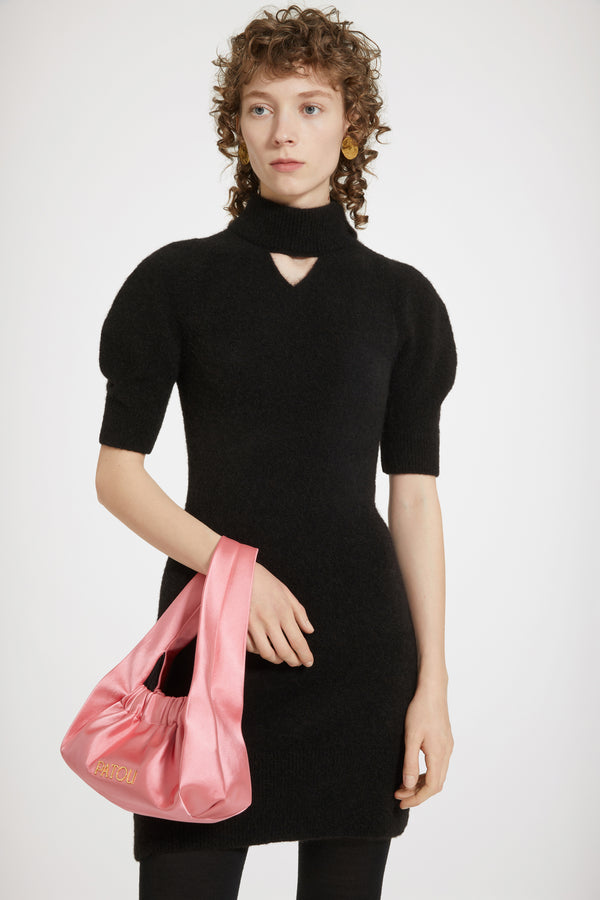 Patou - Le Biscuit バッグ - Hot Pink - ホットピンク コットン混紡サテン製バッグ。スモールバージョン。ワイドストラップ内臓、ホーボーシェイプ。伸縮性のある開閉口。ゴールドトーンのメタル製Patouロゴ。コットンライニング。