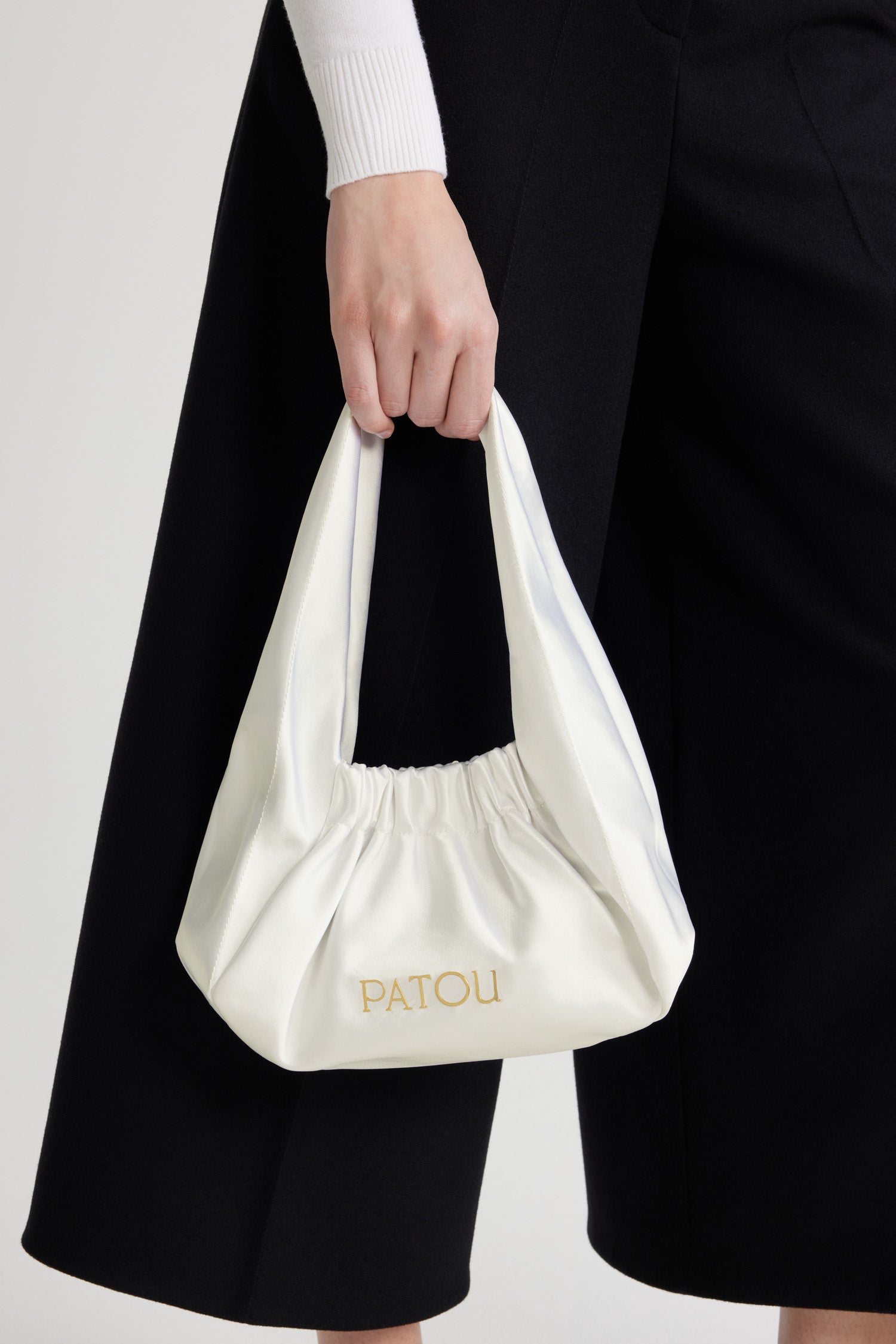 Patou - Tasche Le Biscuit aus Satin - White - Ein besonders süßer Leckerbissen von Patou!Tasche aus weißem Polyester-Satin. Kleines Modell. Hobo-Form mit integriertem, breiten Riemen. Öffnung mit Gummizug. Patou aus goldfarbenem Metall.