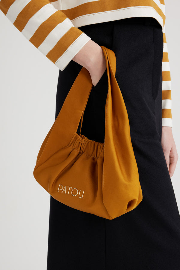 Patou - Borsa Le Biscuit in raso riciclato - Gold - Borsa in raso riciclato giallo oro. Forma a mezzaluna con manico largo. Apertura elasticizzata. Patou in metallo oro. Fodera in cotone.