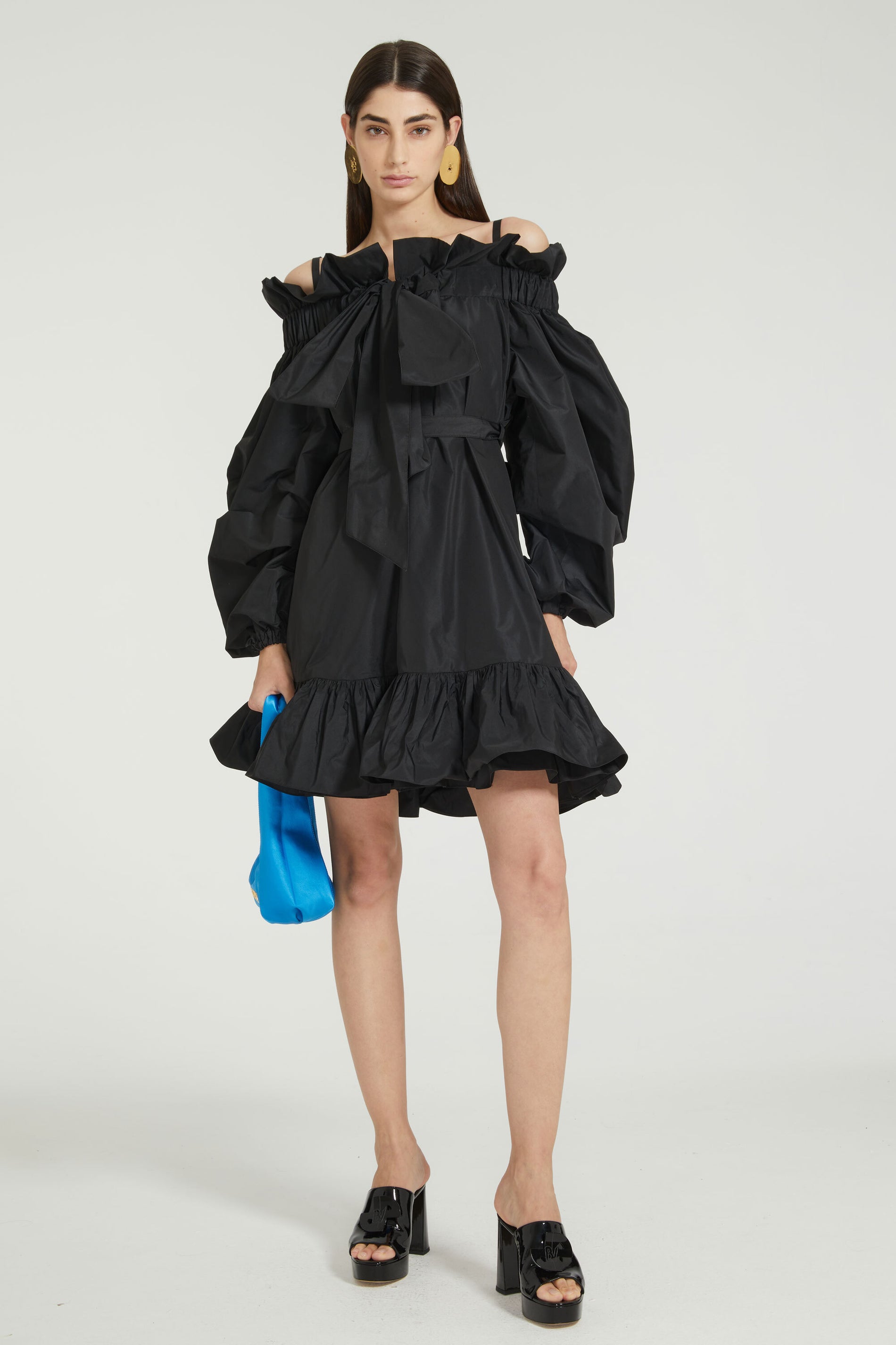 Patou - Borsa Le Biscuit - Blue Jewel - Il più sfizioso degli accessori Patou.Borsa in raso di poliestere blu gioiello. Modello piccolo. Forma a mezzaluna con manico largo. Apertura elasticizzata. Patou in metallo oro.