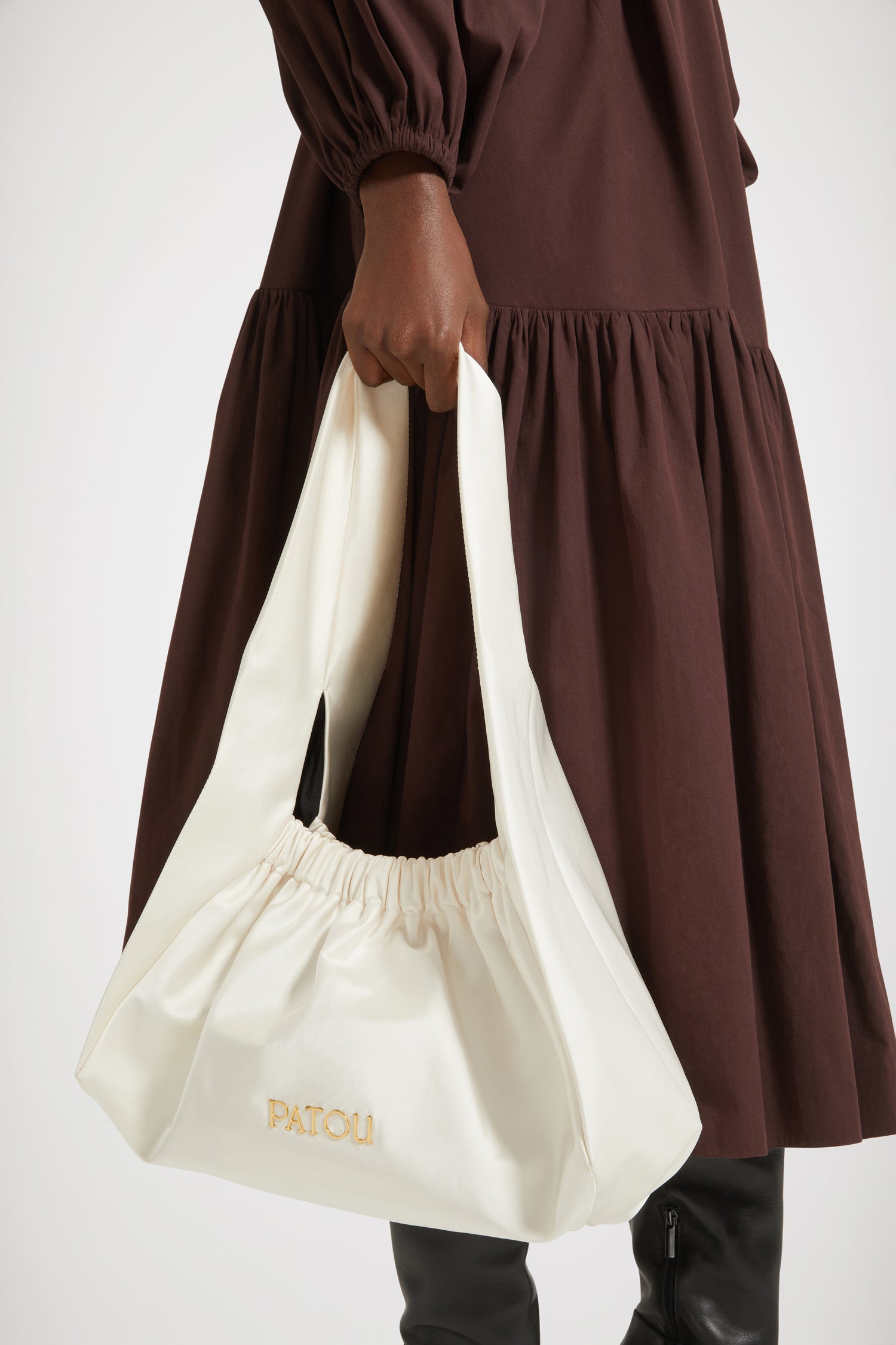 Patou - Le Biscuit - Avalanche - Paris se met à l&amp;#39;heure de l&amp;#39;origami.Sac en satin de coton mélangé blanc avalanche. Grand modèle. Forme demi-lune avec large anse. Ouverture élastiquée. Patou en métal doré. Doublure en coton.