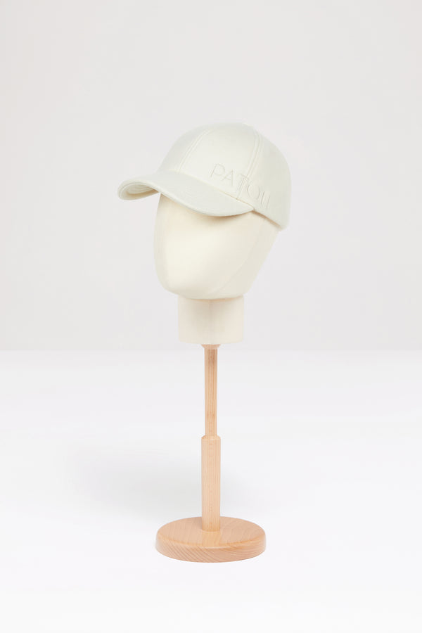 Patou - 울 블랜드 펠트 소재의 파투 캡 - Avalanche - 파투 스타일을 원하시나요?아발란체 화이트 울 블렌드 펠트 야구 모자. 사이드의 파투 로고 자수 장식. 뒷면의 신축성 있는 스트랩. 유니섹스 스타일.사이즈 XS : 56 cm사이즈 M : 58 cm