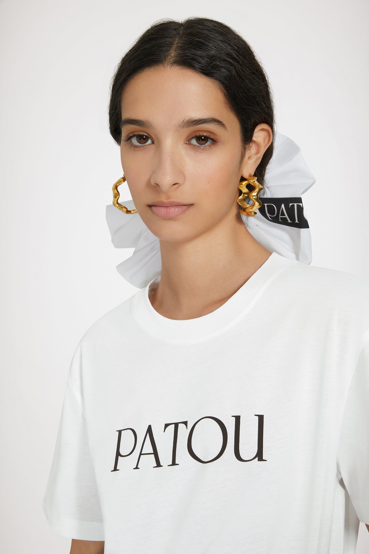 Patou - Großes Patou-Haargummi aus recyceltem Faille - White - Zeit für Style!Haargummi aus recyceltem Polyester-Faille in Weiß. Oversize-Stil. Patou Aufnäher.