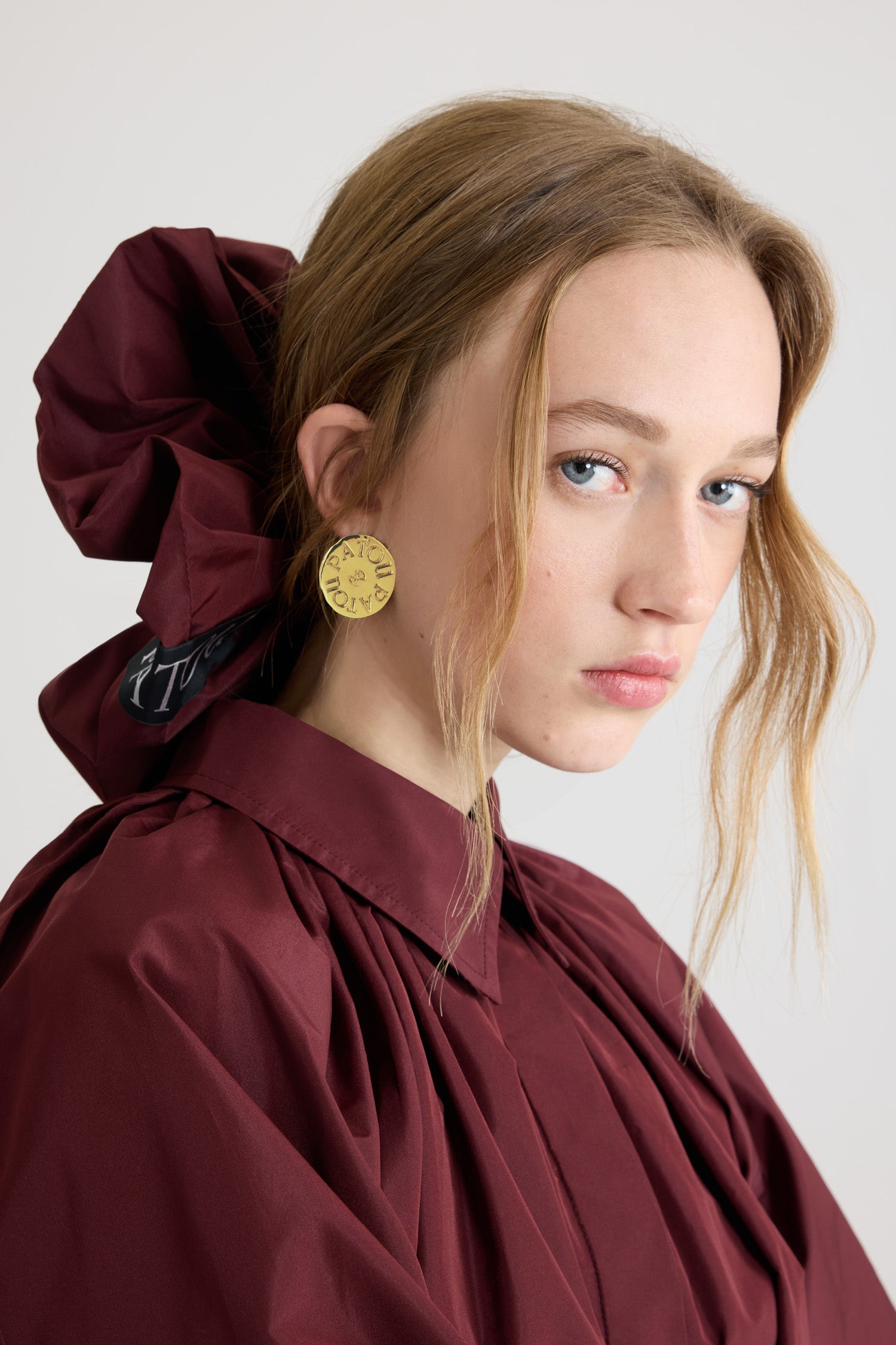 Patou - Elastico per capelli voluminoso in faille ottomano riciclato - Vignola - Elastico per capelli in faille ottomano di poliestere riciclato bordeaux Vignola. Modello oversize. Etichetta con logo Patou.