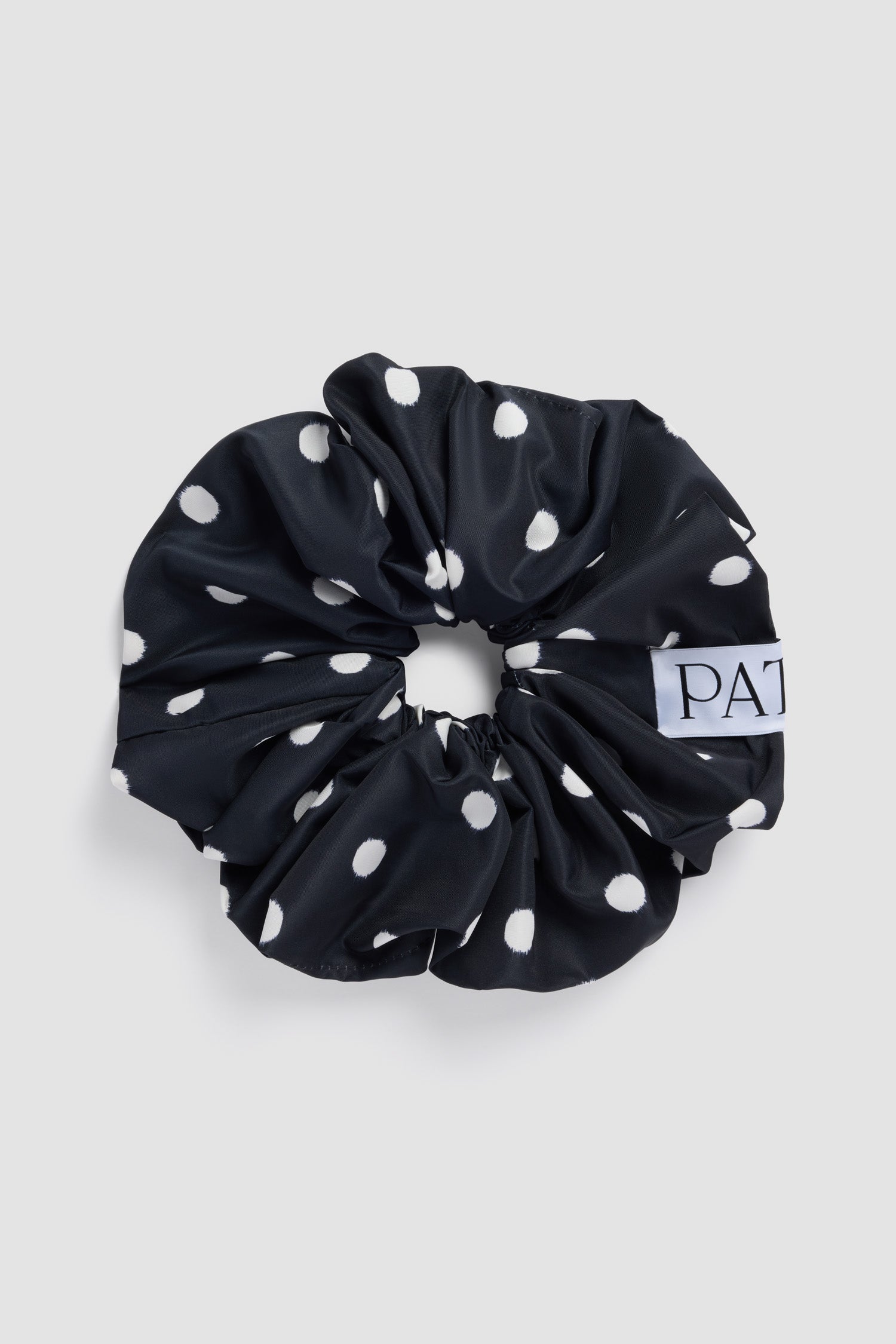 Patou - Maxi scrunchie en faille recyclée - Meteorite Blue - Maxi scrunchie en faille bleu marine à pois blancs. Modèle oversize. Étiquette Patou. Accessoire pour cheveux.