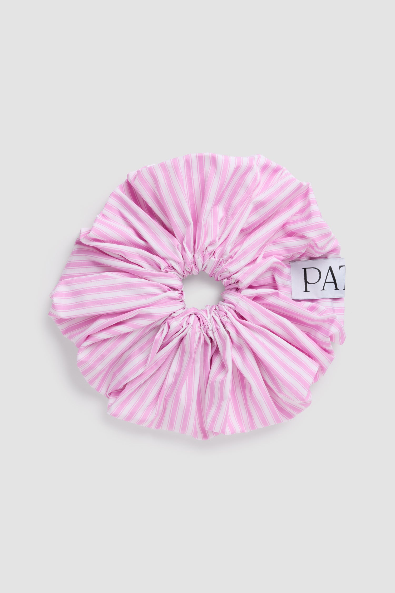 Patou - Maxi scrunchie in cotone biologico - Bougainvillea Stripes - Maxi scrunchie in cotone biologico a righe rosa e bianche. Modello oversize. Etichetta Patou. Accessorio per capelli.