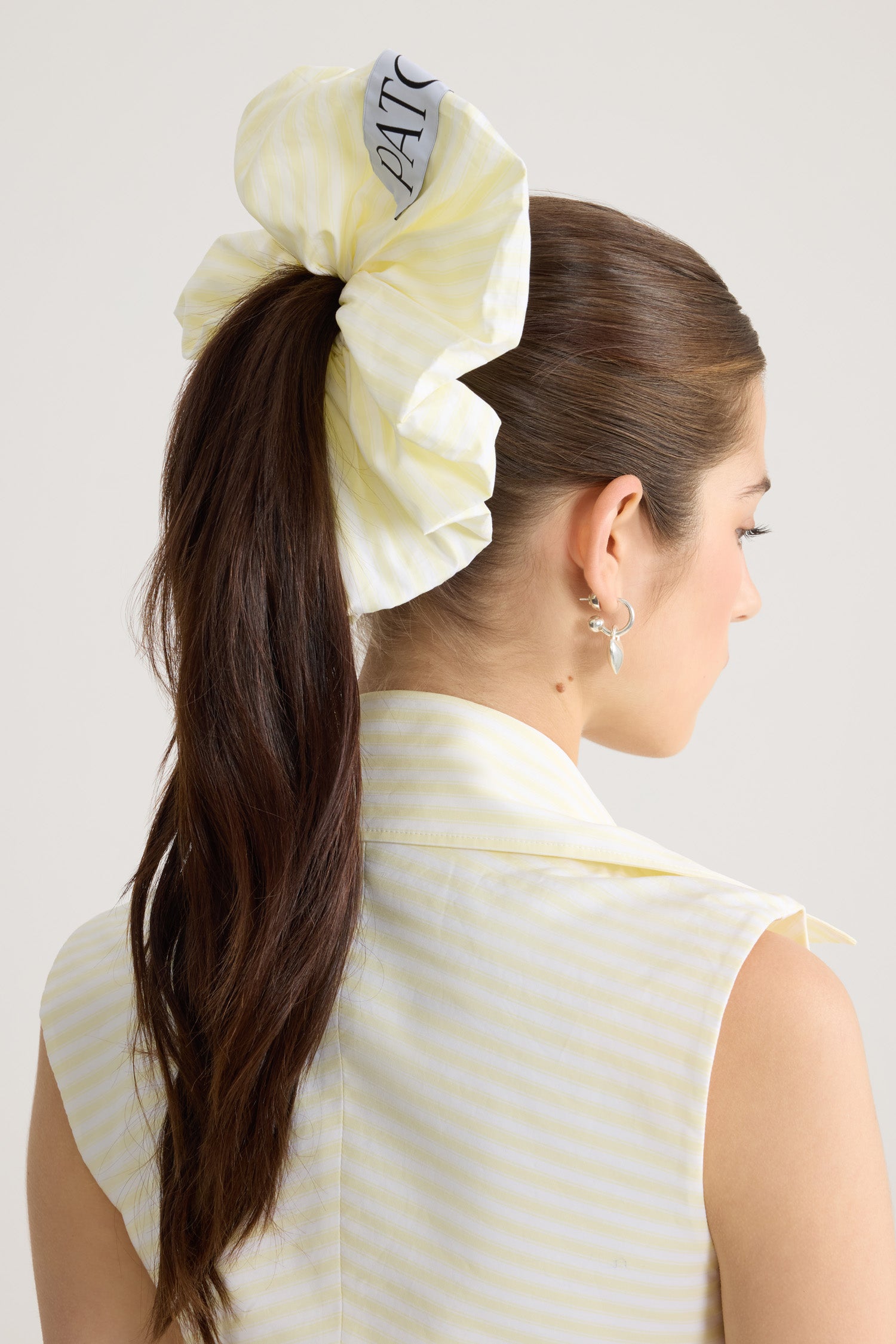 Patou - Maxi scrunchie in cotone biologico - Lemonade Stripes - Maxi scrunchie in cotone biologico a righe gialle e bianche. Modello oversize. Etichetta Patou. Accessorio per capelli.