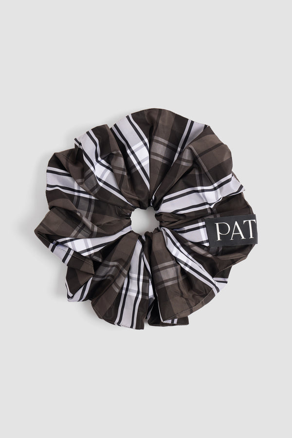 Patou - Chouchou volumineux en polyester recyclé - Mist Green Tartan - Chouchou en polyester recyclé à motif tartan. Modèle volumineux. Étiquette Patou.