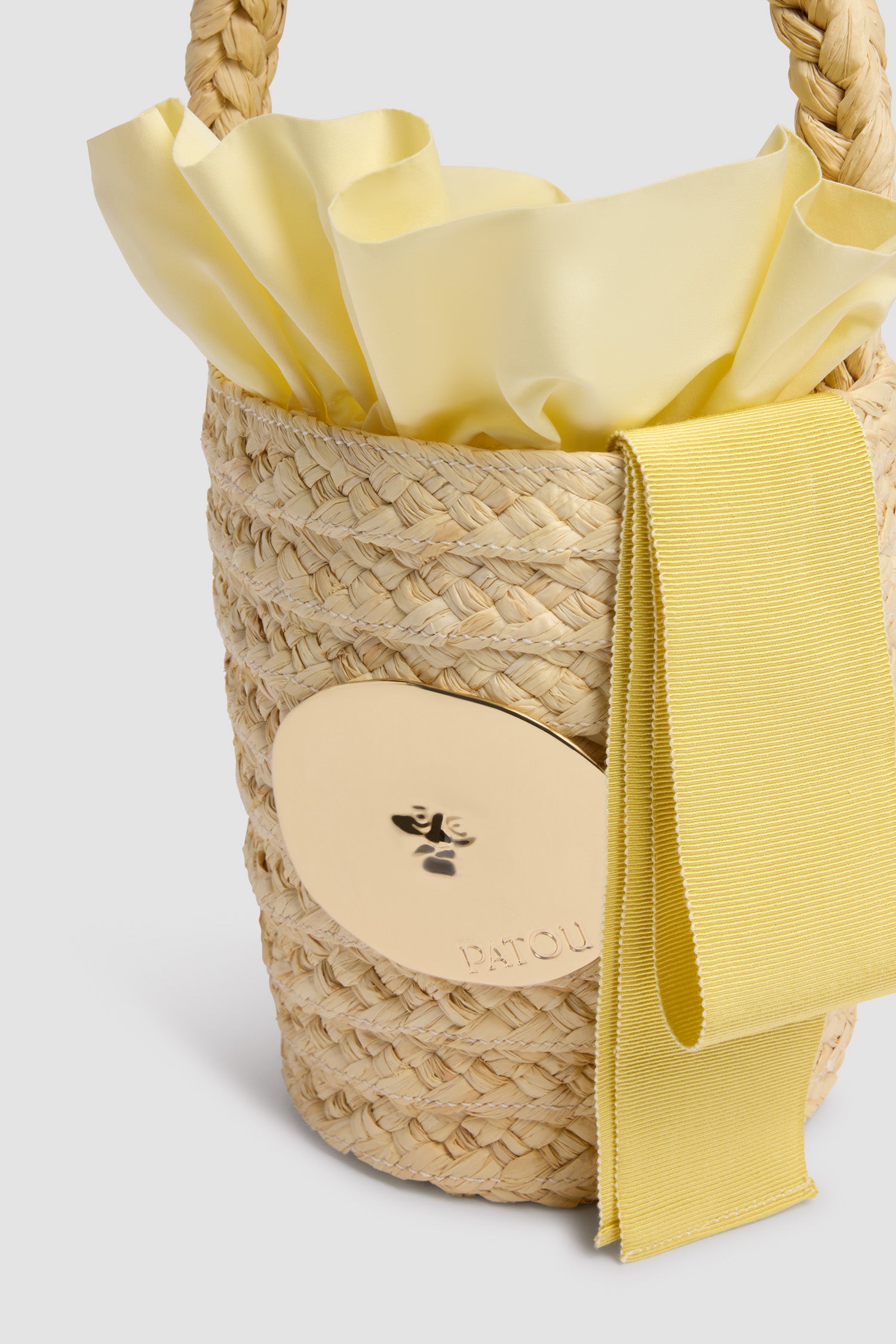 Patou - Borsa a Secchiello GG in Rafia - Citrus Blossom - Borsa a secchiello naturale. Materiale in rafia. Medaglione dorato inciso Patou. Nastro giallo.