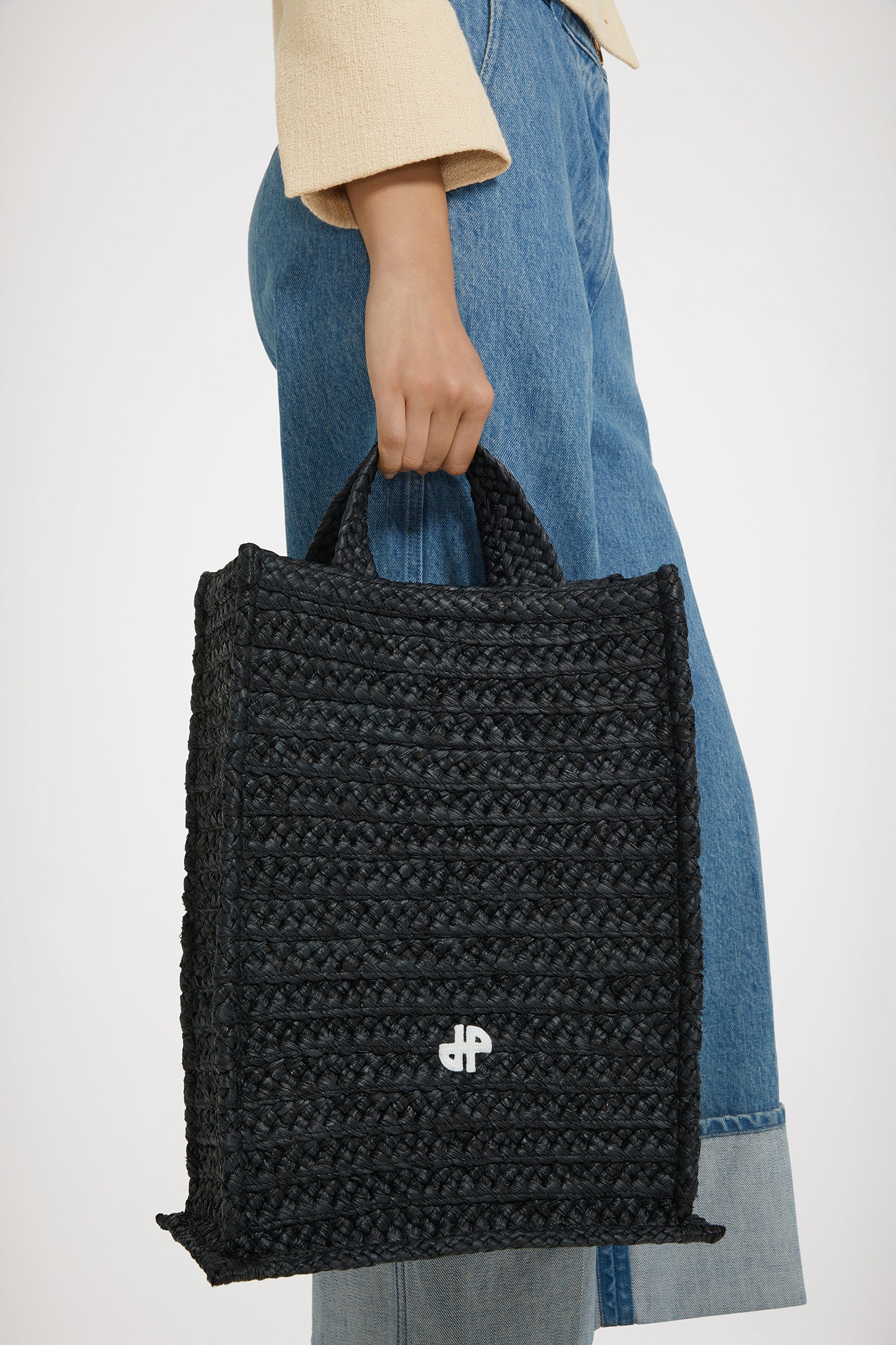 Patou - ラフィア製JPトート ヴァーティカル - Black - パトゥの魔術的な魅惑に彩られたサマーシーズンのクラシック。ブラックのラフィア製トート。フロントにJPモチーフ。ゴールドボタンをあしらった、ブラックカラーのエンボス加工キャンバス製ショルダーストラップ。2つのトップハンドル。ハンドバックあるいはショルダーバックとしてご使用いただけます。