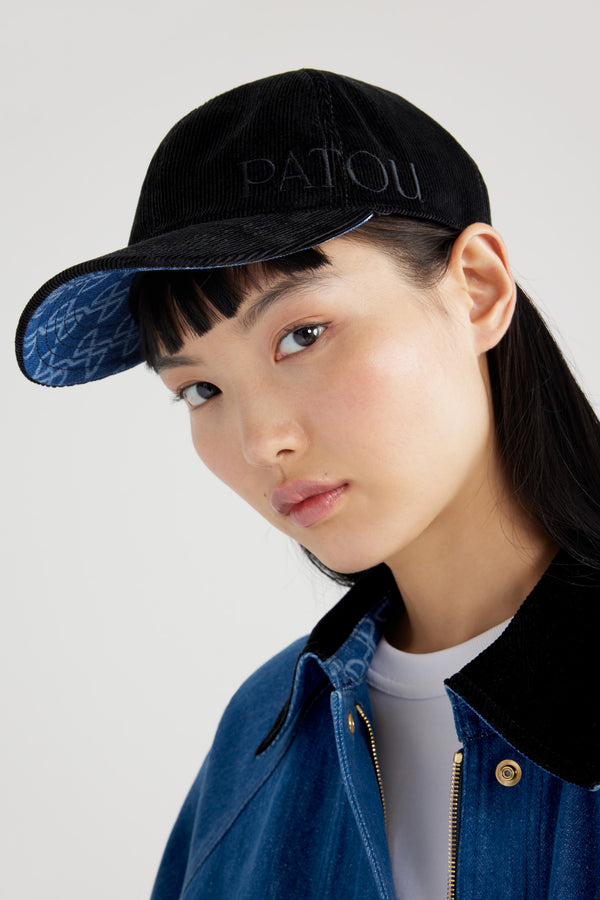 Patou - Cappellino Patou in velluto a coste - Black - Cappellino in velluto a costine nero. Patou ricamato al lato. Elastico sul retro. Sottotesa in denim stampato JP. Modello unisex.Misure:S: 55 cm di circonferenzaM: 57 cm di circonferenzaL: 59 cm di circonferenza