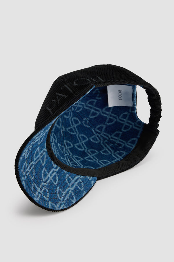 Patou - Cappellino Patou in velluto a coste - Black - Cappellino in velluto a costine nero. Patou ricamato al lato. Elastico sul retro. Sottotesa in denim stampato JP. Modello unisex.Misure:S: 55 cm di circonferenzaM: 57 cm di circonferenzaL: 59 cm di circonferenza