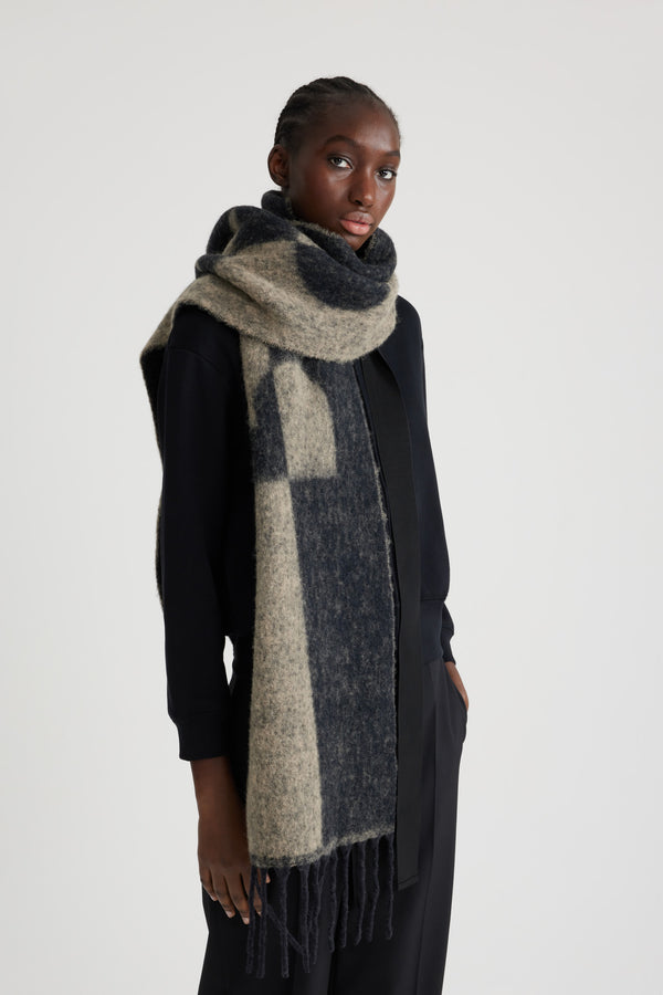 Patou - Patou Schal aus Baby-Alpaka-Mischung - Black Chestnut - Baby-Alpaka-Schal in Schwarz und Kastanienbraun. Art déco Patou. Gefranste Kanten. Quadratisches Patou-Etikett.