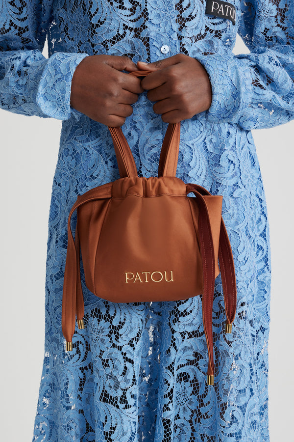 Patou - Borsetta da sera in raso riciclato - Autumn Leaf - Borsetta in raso riciclato marrone foglia d&#39;autunno. Chiusura con lacci. Doppio manico. Patou in metallo oro. Modello foderato.