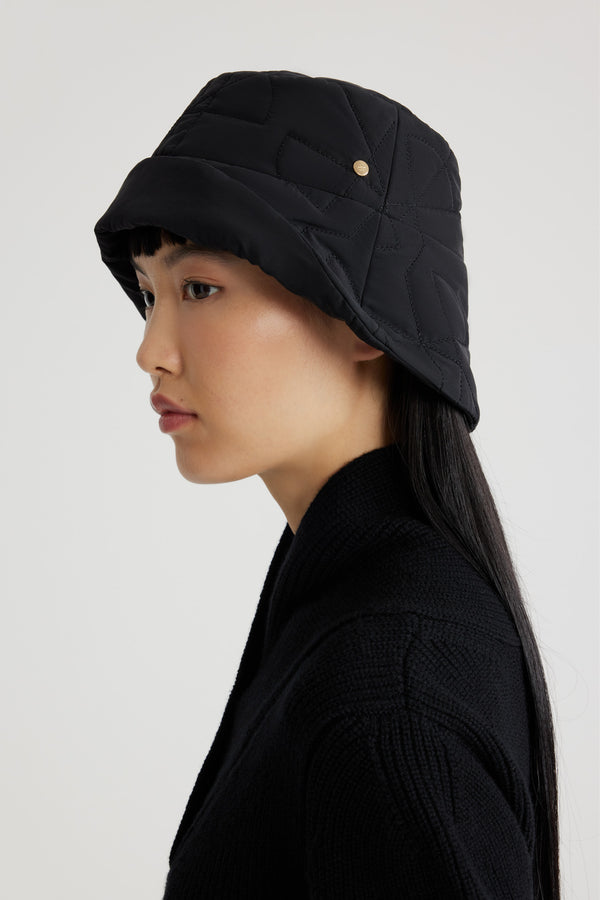 Patou - Cappello a secchiello Patou in nylon trapuntato riciclato - Black - Cappello in nylon riciclato nero. Lavorazione matelassé con logo JP. Misure:S: 55 cm di circonferenzaM: 57 cm di circonferenzaL: 59 cm di circonferenza