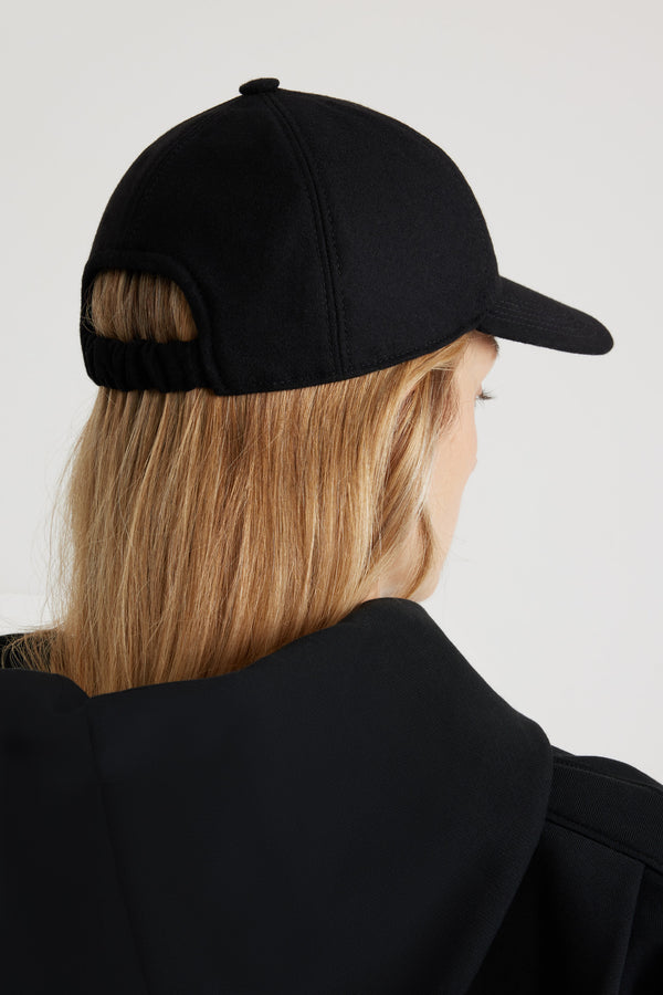 Patou - Casquette JP en mélange de laine éco-responsable - Black - Casquette en mélange de laine éco-responsable noir. Patch JP en bouclette sur le côté. Élastique au dos. Modèle unisexe.Dimensions :S : 55 cm de circonférenceM : 57 cm de circonférenceL : 59 cm de circonférence