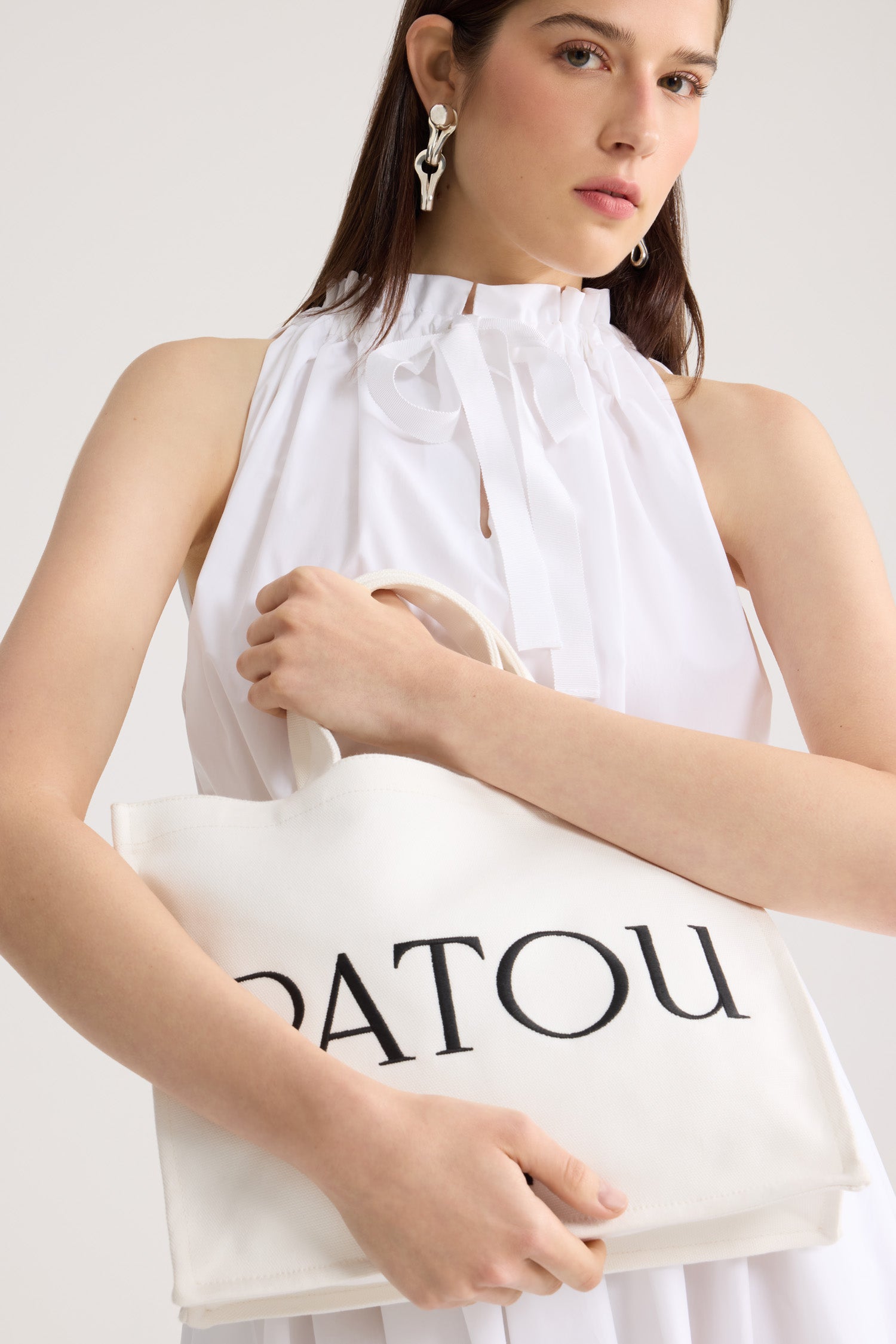 Patou - Tote media con logo Patou in cotone - White - Borsa in cotone bianco. Modello medio. Logo Patou e monogramma JP ricamati. Tracolla con due bottoni oro incisi con il logo Patou. Doppio manico. Può essere portata a mano o in spalla.