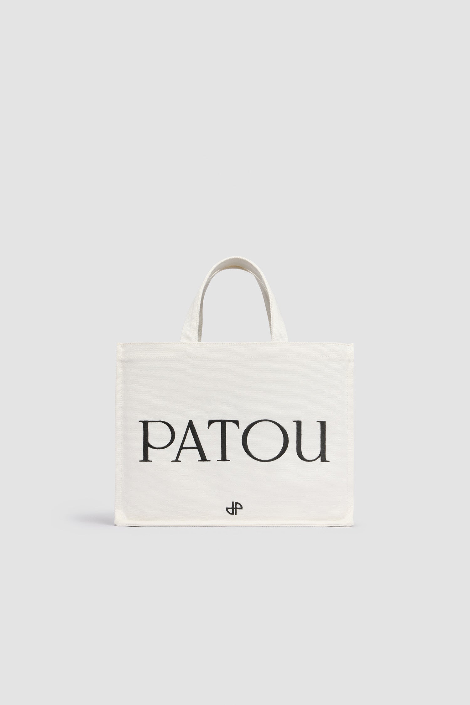 Patou - Tote media con logo Patou in cotone - White - Borsa in cotone bianco. Modello medio. Logo Patou e monogramma JP ricamati. Tracolla con due bottoni oro incisi con il logo Patou. Doppio manico. Può essere portata a mano o in spalla.