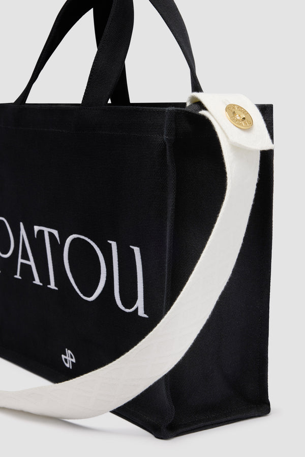 Patou - Tote media con logo Patou in cotone - Black - Borsa in cotone nero. Modello medio. Logo Patou e monogramma JP ricamati. Tracolla con due bottoni oro incisi con il logo Patou. Doppio manico. Può essere portata a mano o in spalla.