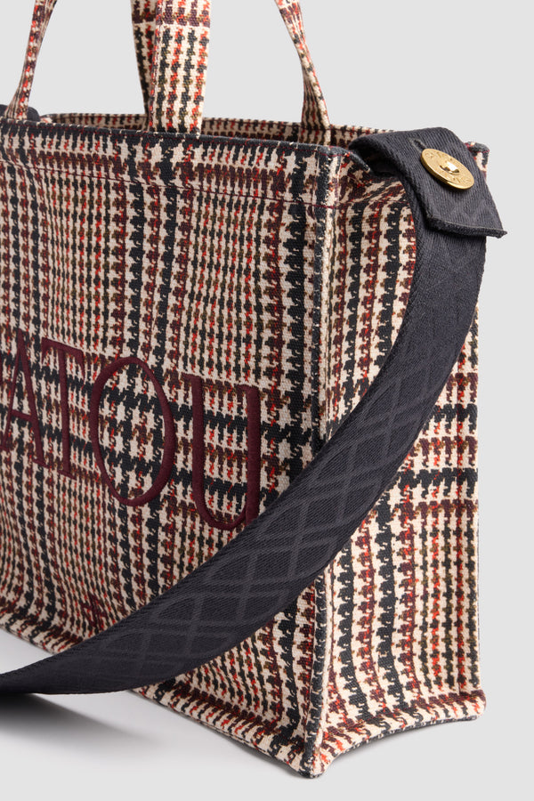 Patou - Tote media con logo Patou in tela di cotone stampato - Prince Of Wales - Tote in tela di cotone. Motivo principe di Galles. Versione media. Logo Patou e monogramma JP ricamati. Tracolla goffrata con bottoni oro incisi con logo Patou. Doppio manico. Può essere portata a mano o a spalla.