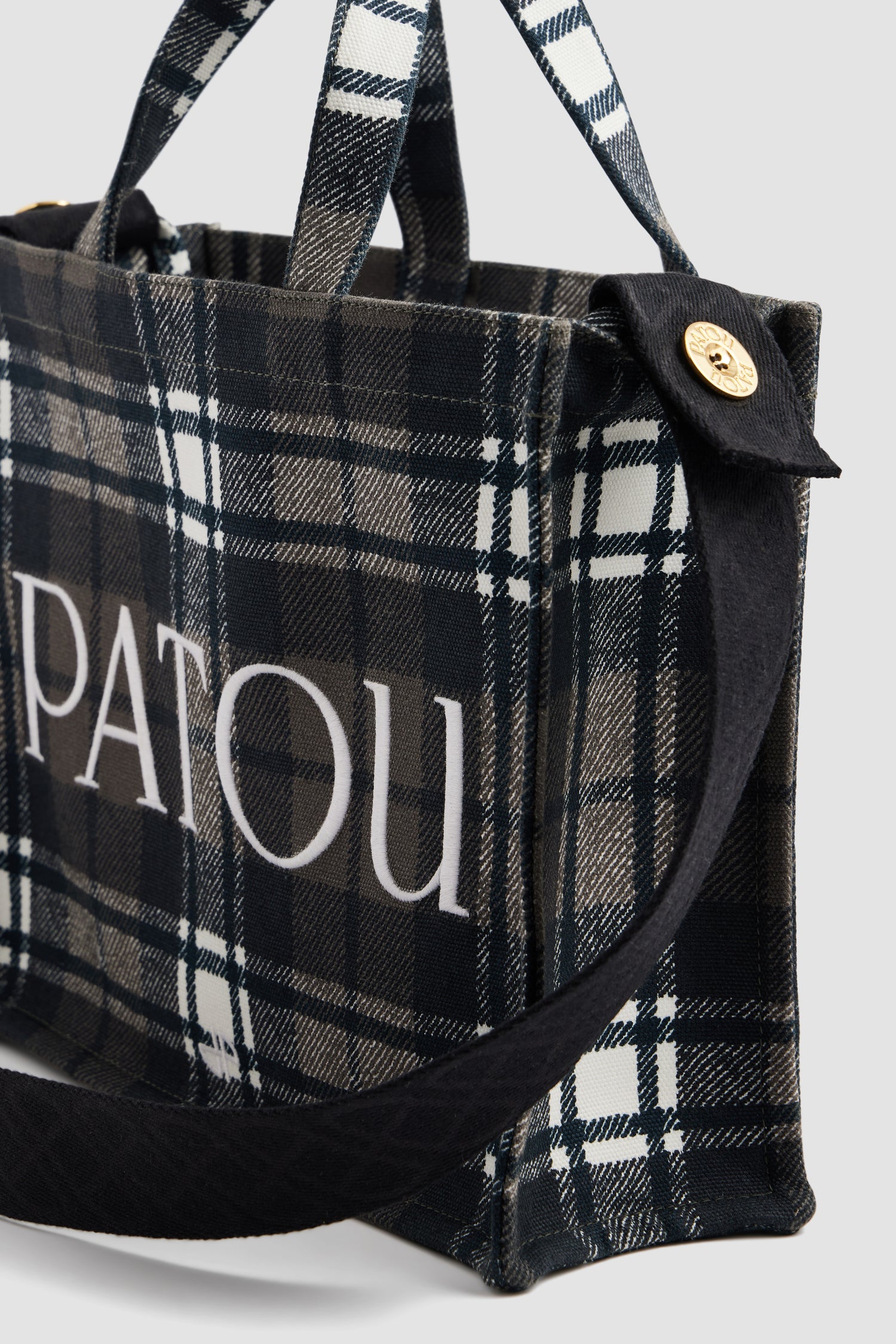 Patou - Borsa tote in cotone - Mist Green Tartan - Borsa tote in cotone a motivo tartan. Tracolla rimovibile. Logo Patou sul davanti.