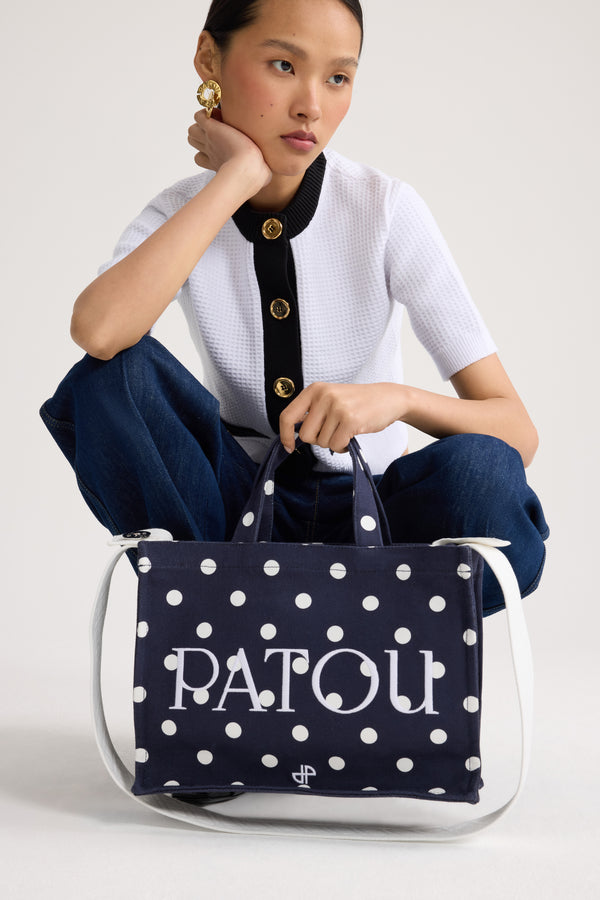 Patou - Borsa tote in cotone biologico - Night Blue Polka Dots - Borsa tote in cotone biologico blu navy a pois bianchi. Grande formato. Logo Patou ricamato bianco. Manici e tracolla.