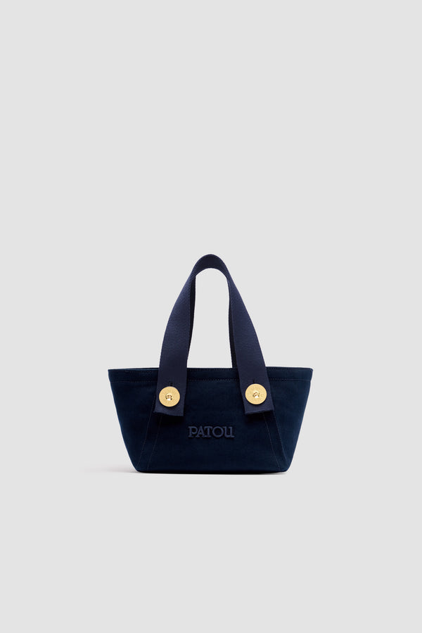 Patou - コットンキャンバス パトゥ ロゴ トラペーズ トート スモール - Navy Black - ネイビーブラックのコットンキャンバス製トート。スモールバージョン。台形シェイプ。トップハンドル 2本、ショルダーストラップ 2本がゴールドトーンのパトゥロゴ刻印入りボタンで付属。フロントにパトゥの刺繍ロゴ。