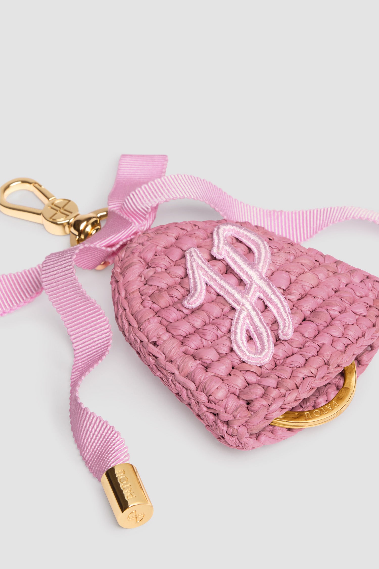 Patou - ラフィア キーホルダー - Primrose Pink - プリムローズピンクのラフィア製キーホルダー。ゴールドトーンのJPモノグラム刻印入りフックファスナー、同系色のグログランリボンとメタルチップ付き。同系色のJPモノグラム刺繍。隠しパトゥロゴ刻印入りキーリング。 手作業にて製作されたアイテム。