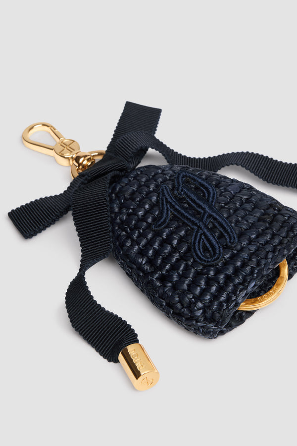 Patou - Schlüsselanhänger aus Raffiabast - Navy Black - Schwarzblauer Schlüsselanhänger aus Raffiabast. Goldfarbener Hakenverschluss mit eingraviertem JP-Monogramm, befestigt an einer farblich passenden Schleife aus Grosgrain mit Metallspitzen. Farblich passende JP-Monogramm-Stickerei. Verdeckter Schlüsselring mit Patou Logogravur. Dieses Produkt wurde von Hand gefertigt.
