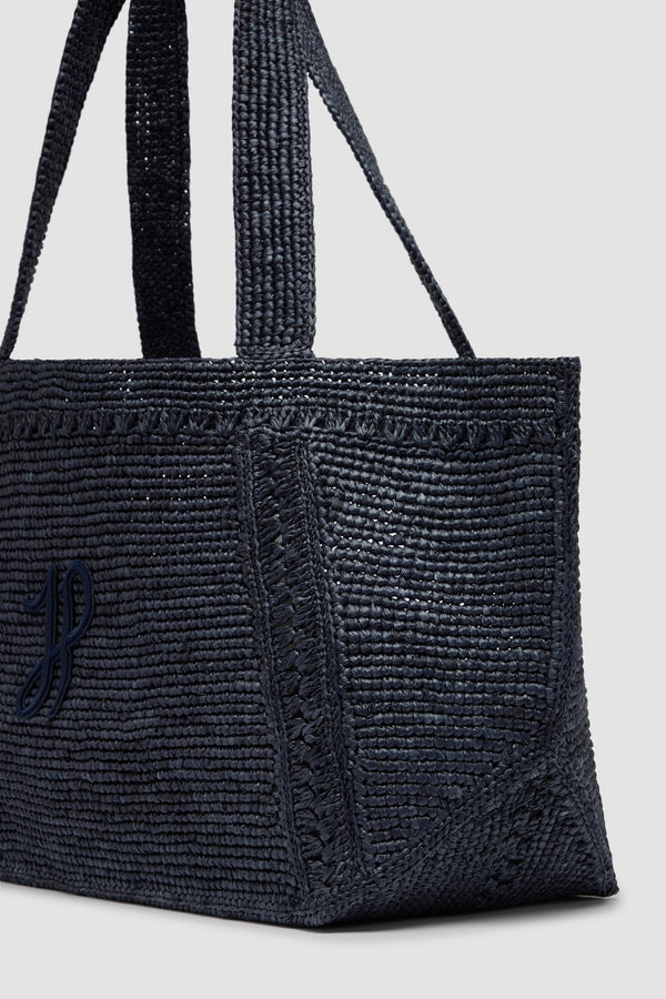 Patou - Großer trapezförmiger Patou Shopper mit Logo aus Raffiabast - Navy Black - Schwarzblauer Shopper aus Raffiabast. Großes Modell. Trapezform. Zwei Schulterriemen. Farblich passende JP-Monogramm-Stickerei auf der Vorderseite.Dieses Modell wurde mit viel Liebe von einem unserer in der Ecole des Savoir Faire ausgebildeten Kunsthandwerker von Hand gefertigt.