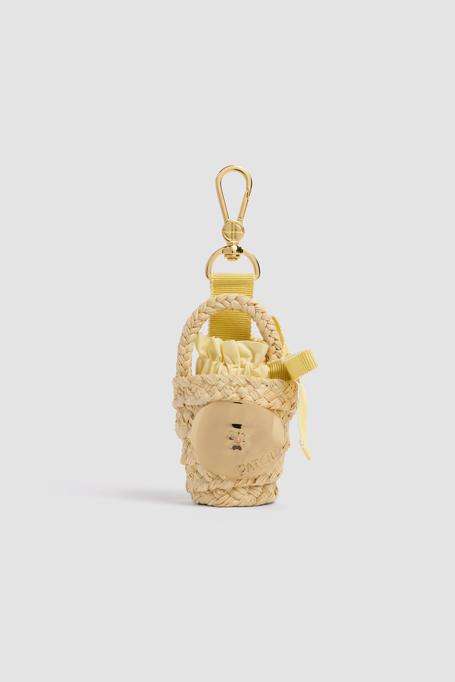 Patou - Charm Borsa a Secchiello GG in Rafia - Citrus Blossom - Charm a forma di borsa a secchiello naturale. Materiale in rafia. Medaglione dorato inciso Patou. Nastro giallo.