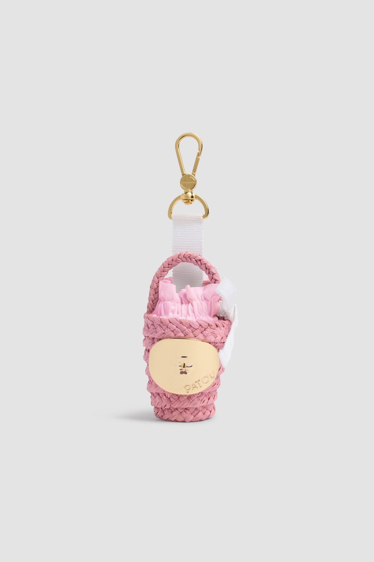 Patou - Charm Borsa a Secchiello GG in Rafia - Pink Parfait - Charm a forma di borsa a secchiello rosa. Materiale in rafia. Medaglione dorato inciso Patou. Nastro bianco.