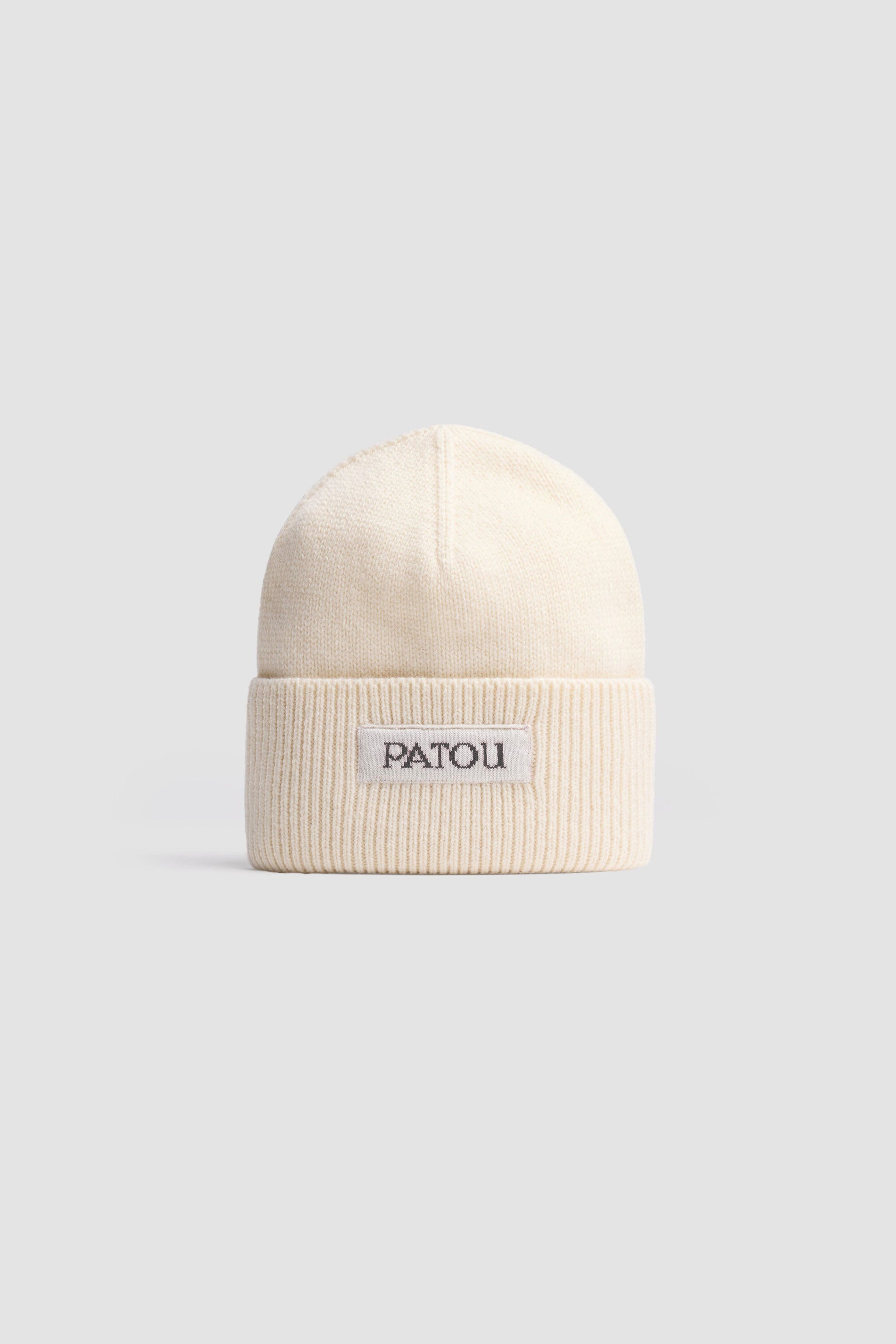 Patou - 메리노 울 및 캐시미어 소재 파투 로고 라벨 비니 - White - 화이트 컬러의 메리노 울 및 캐시미어 비니. 앞면의 파투 로고 라벨. 립 질감 커프.