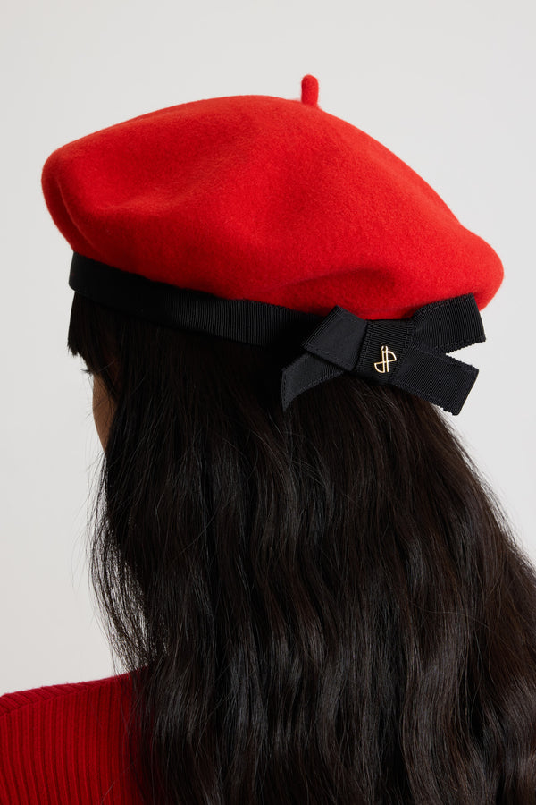 Patou - Baskenmütze mit Ripsband aus Wollfilz - Elixir Red - Mütze aus Wollfilz in Elixir-Rot. Klassisches Baskenmützendesign. Farblich passender Ripsbandrand mit Schleife auf der Vorderseite.