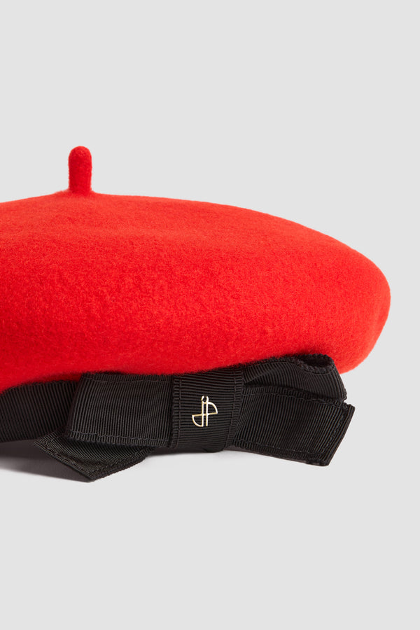 Patou - Baskenmütze mit Ripsband aus Wollfilz - Elixir Red - Mütze aus Wollfilz in Elixir-Rot. Klassisches Baskenmützendesign. Farblich passender Ripsbandrand mit Schleife auf der Vorderseite.