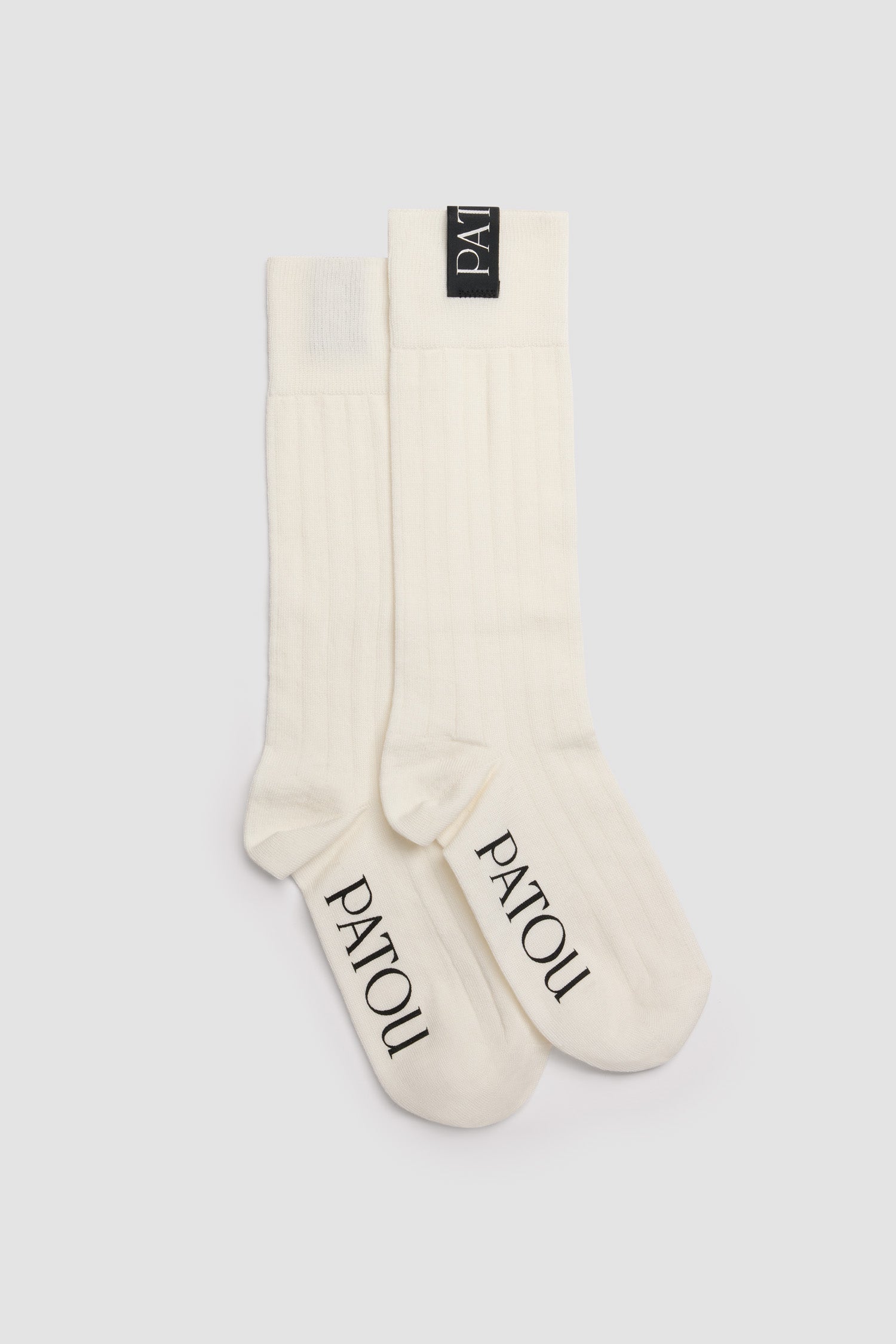 Patou - Gerippte Knöchelsocken aus Baumwollmix - White - Socken aus Baumwollmix in Weiß. Rippstrick. Knöchellang. Patou Logoetikett am Bündchen, Patou Jacquard-Logo auf der Sohle.