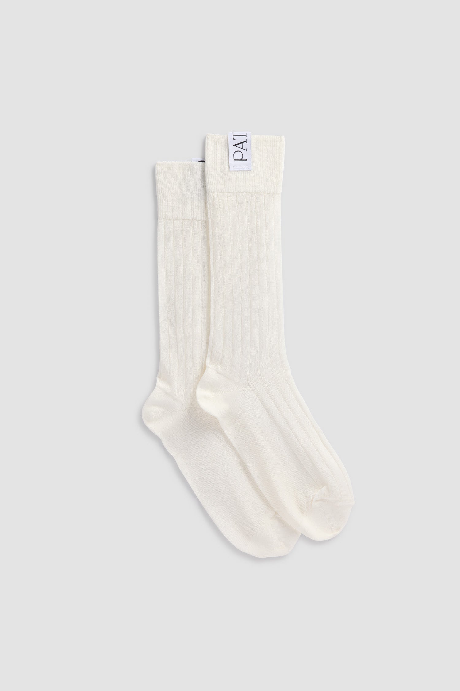 Patou - Halbhohe Socken aus Viskosemischung - White - Weiße halbhohe Socken aus Viskosemischung. Rippstrick. Transparent. Patou-Etikett am Bündchen.