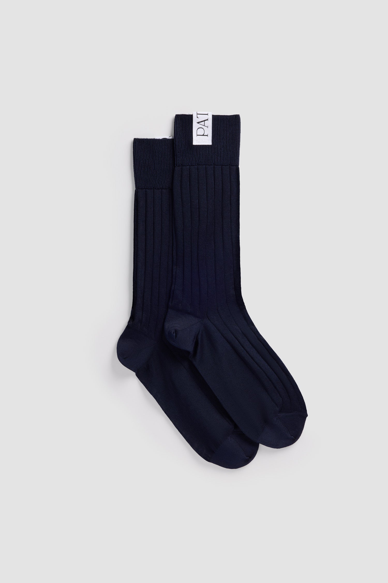 Patou - Halbhohe Socken aus Viskosemischung - Deep Sea Blue - Dunkelblaue halbhohe Socken aus Viskosemischung. Rippstrick. Transparent. Patou-Etikett am Bündchen.