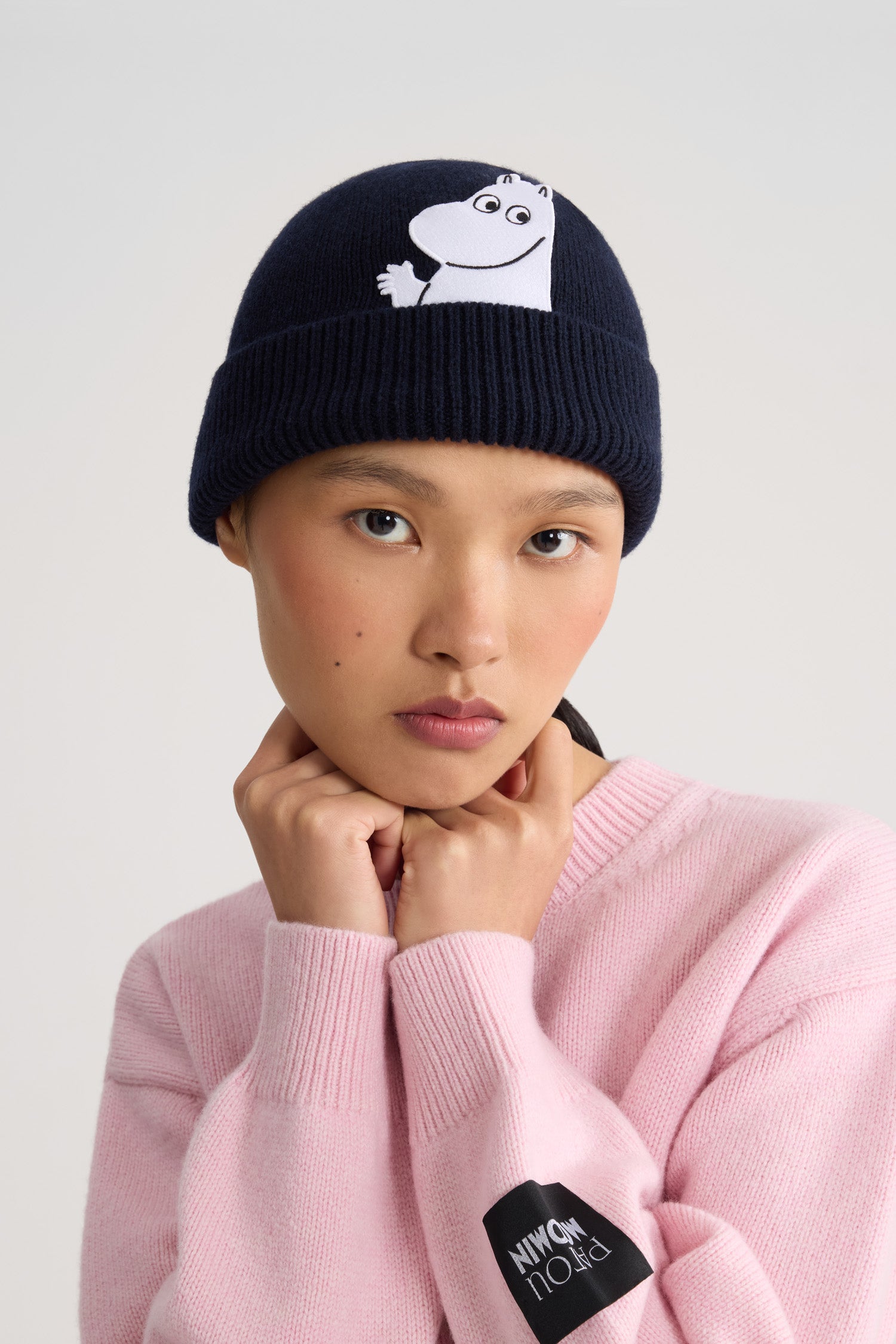 Patou - Patou x Moomin Moomin Mütze aus Wollgemisch - Moomin Navy - Verwöhnen Sie sich zu den Feiertagen mit der Patou x Moomin Kollektion. Diese entzückende Mütze aus einem weichen Wollgemisch zeigt ein Moomin Motiv auf der Vorderseite. Das Moomin Intarsienmuster verleiht Ihrem Winteroutfit einen Hauch von Verspieltheit und Nostalgie.