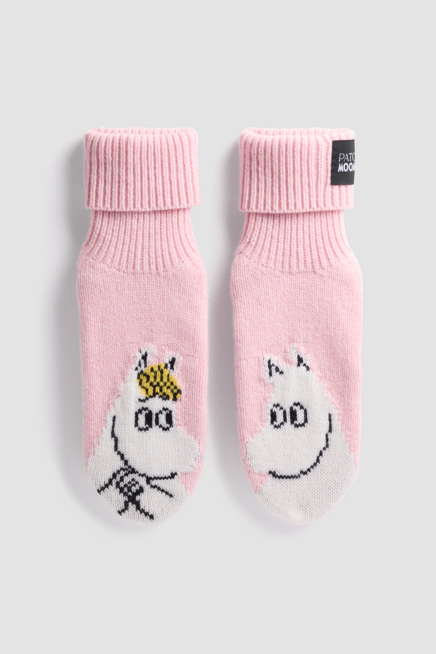 Patou - Patou x Moomin 무민 슬리퍼 - Moomin Light Pink - Patou x Moomin 콜라보레이션으로 특별한 연말을 맞이하세요. 포근한 울 혼방 소재로 제작된 슬리퍼는 무민과 스노크메이든의 얼굴을 깜찍하게 담아 따뜻함과 사랑스러움을 선사합니다. 집 안에서도 스타일리시하게 연말을 보내세요.
