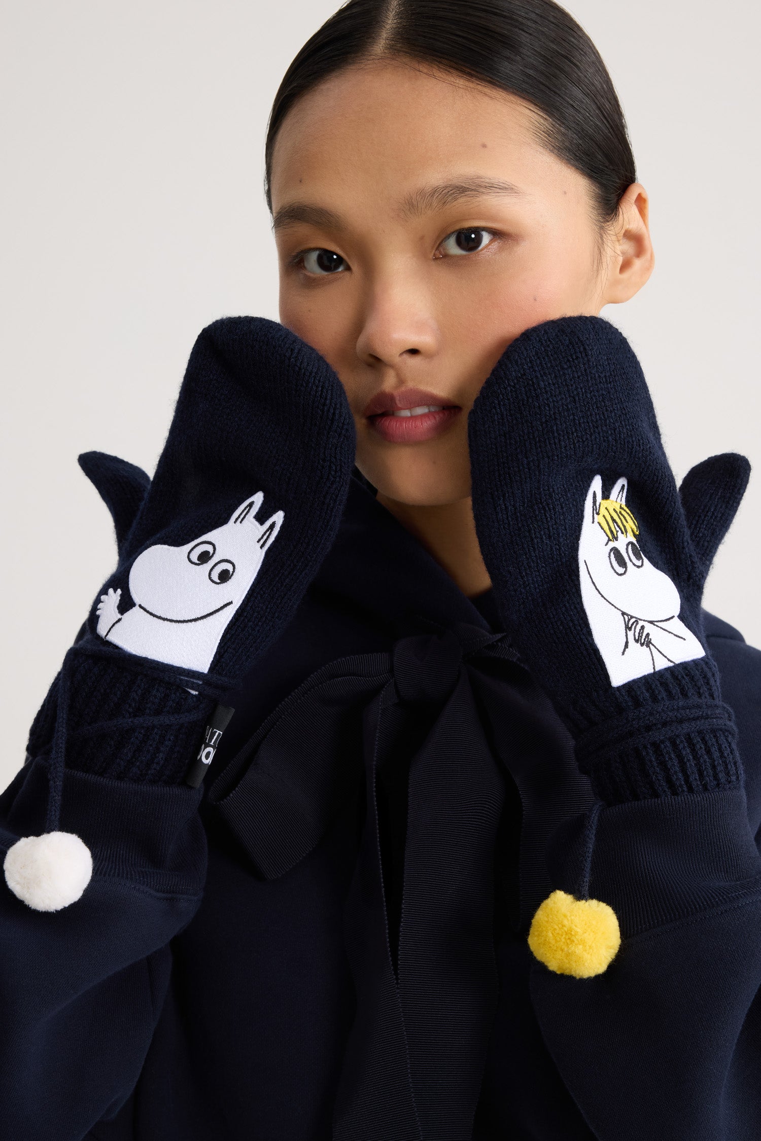 Patou - Patou x Moomin Snorkmaiden Wool Blend Mittens - Moomin Navy - Celebrate the holidays with the Patou x Moomin collaboration. These warm mittens are crafted with a wool blend. The mittens showcase Moomin and Snorkmaiden, adding a touch of whimsy and fun to your winter set.