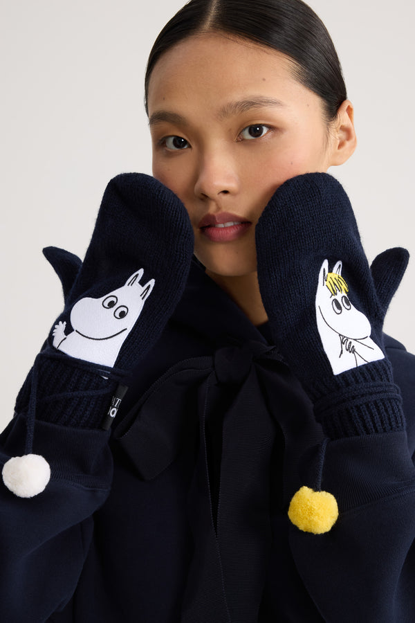 Patou - Patou x Moomin スノークのおじょうさん ミトン - Moomin Navy - Patou x Moomin が贈る、心温まるホリデーコレクション。ムーミンとスノークのおじょうさんをあしらったミトンは、冬の寒さから手を守ってくれる、キュートなアイテム。