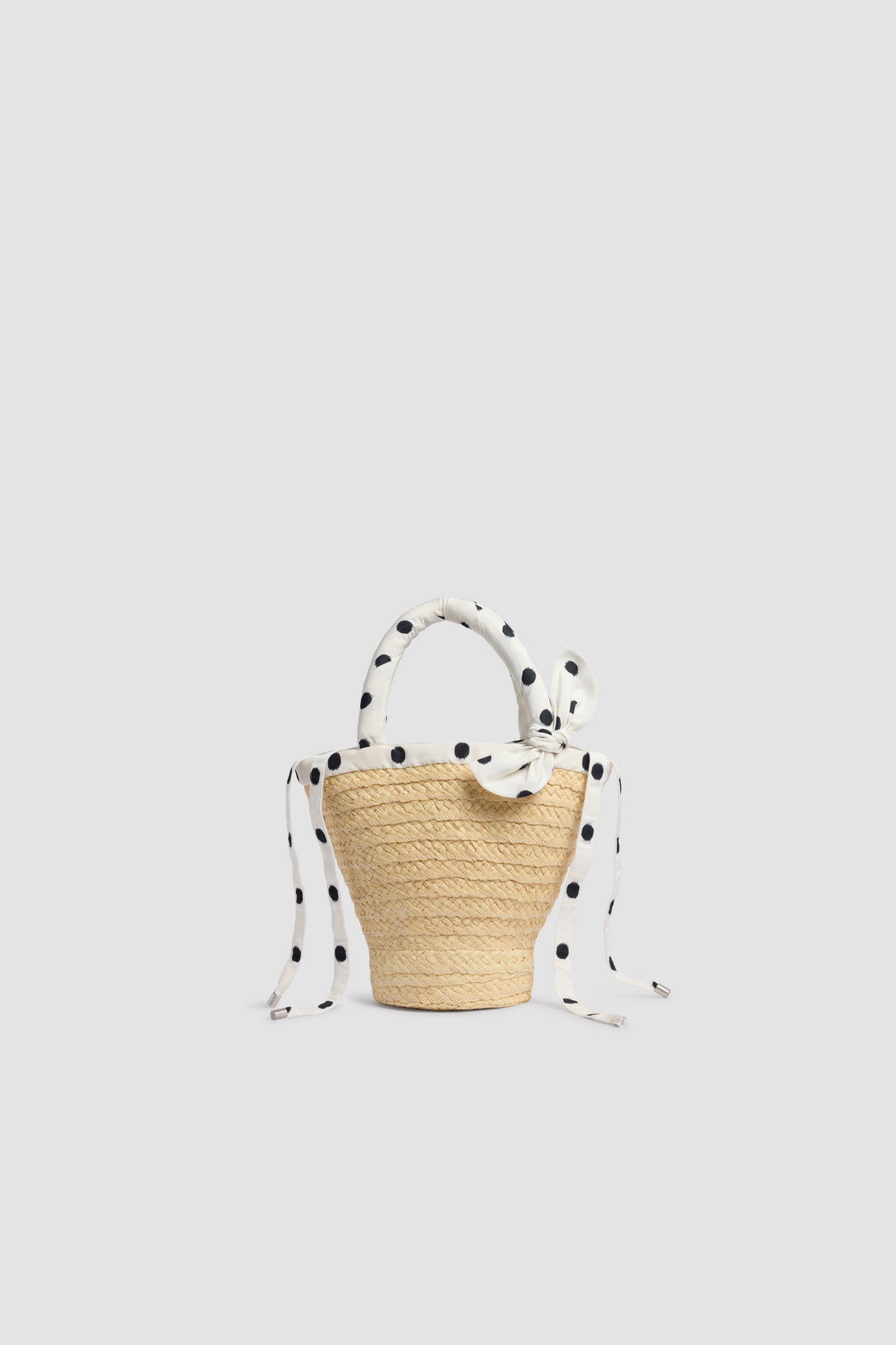 Patou - Kleine Raffia-Korbtasche - Cloud Dancer - Kleine naturfarbene Korbtasche. Material aus Raffia. Weiße gepunktete Griffe und Bänder.