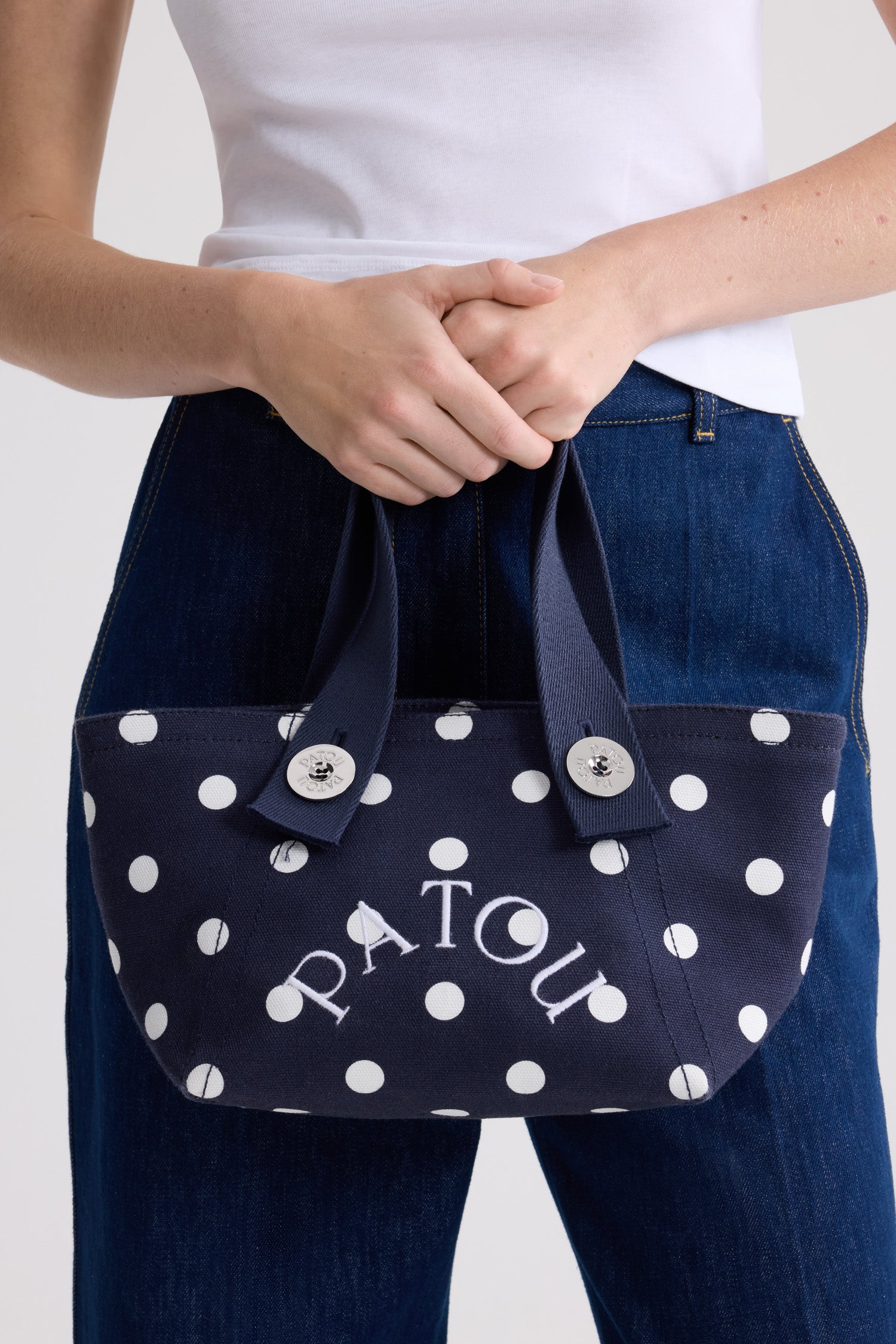 Patou - Borsa tote a trapezio PM in cotone biologico - Meteorite Blue - Borsa tote a trapezio piccola in cotone biologico blu navy a pois bianchi. Logo Patou ricamato bianco. Manici blu navy. Chiusura con bottone a pressione.